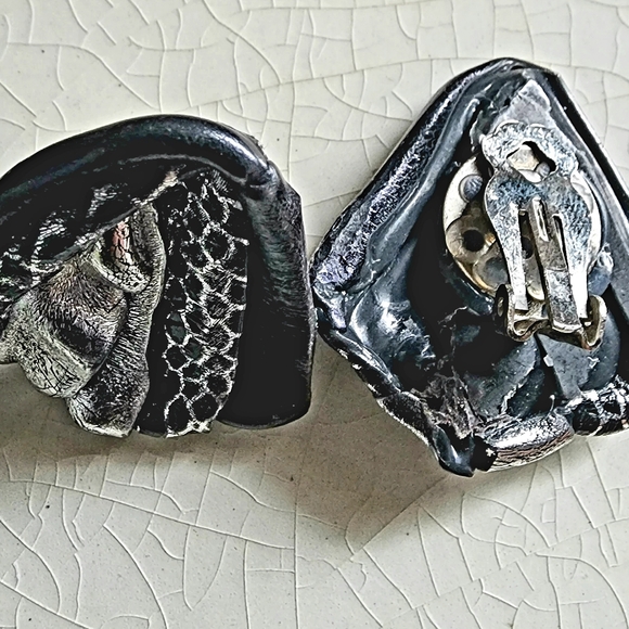 Avant-garde 1980s black and silver triangular clip on earrings - Picture 3 of 8